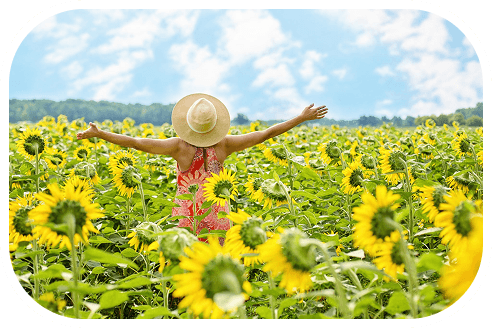 Paysage fleuri avec une dame libre au centre