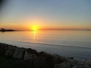 paysage de mer avec un coucher de soleil