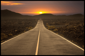 Paysage d'uneroute avec un coucher de soleil