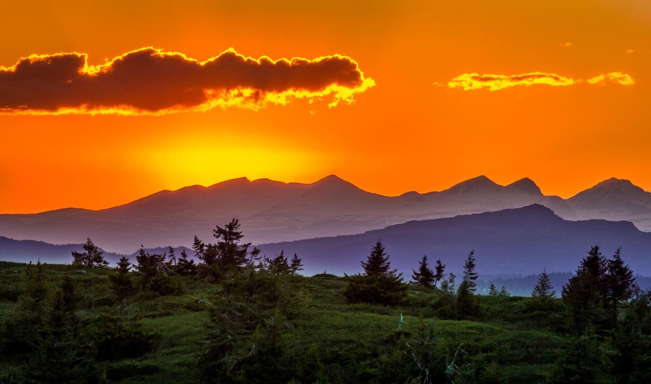 Paysage montagneux avec un coucher de soleil